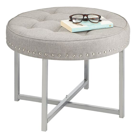 mDesign Sitzhocker – runder Polsterhocker aus Metall und Polyester mit moderner Nietenverzierung – gepolsterter Hocker für Flur, Schlafzimmer und andere Räume – hellgrau und silberfarben
