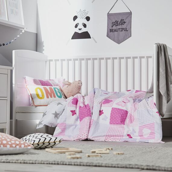Bloomsbury Mill - Kinderbettwäsche 120 x 150cm Herzen & Schmetterlingen für Kinder - Baby Bettwäsche Mädchen - Rosa & Lila Wendebettwäsche und Kissenbezug-Set für Kleinkinder & Babybetten