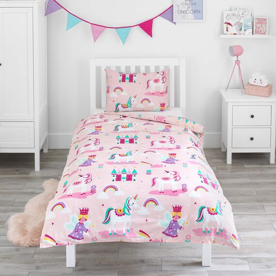 Bloomsbury Mill - Kinderbettwäsche 120 x 150cm Einhorn, Prinzessin und Regenbögen für Kinder - Baby Bettwäsche Mädchen - Rosa & Lila Wendebettwäsche und Kissenbezug-Set für Kleinkinder & Babybetten
