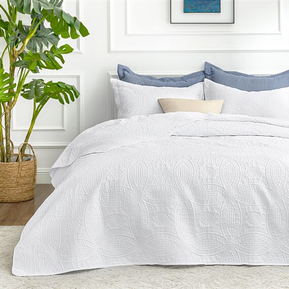 Love's cabin Tagesdecke 240x260 Weiß, Weiche Bett Quilt Leichte Mikrofaser Tagesdecken Bettüberwurf 240x260, Moderne Bedspread mit Münzmuster für alle Jahreszeiten