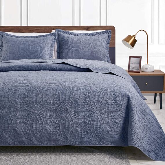 Love's Cabin King Size Bettwäsche blau - weiche und leichte Tagesdecke aus Mikrofaser - moderner Stil mit Münzmuster für alle Jahreszeiten - 3-teilig (1 Bettdecke, 2 Kissenbezüge)