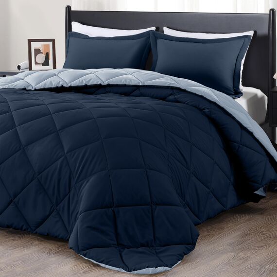 Schmusedecke aus einer leichten Daunenalternative von Downluxe, Wendedecke Twin Admiral Blue/Sudden Sapphire