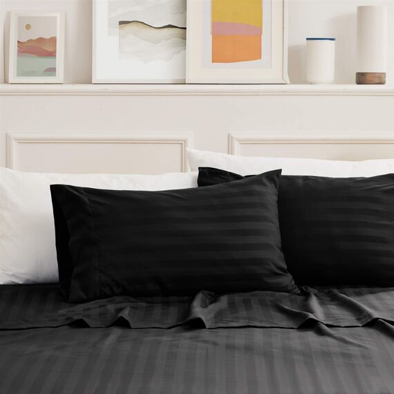 SLEEP ZONE Gestreiftes Kühllaken-Set für King-Size-Betten – Spannbetttuch und Kissenbezüge, 4-teilig, superweich, gestreift, pflegeleicht, tiefe Taschen (Schwarz, King-Size)