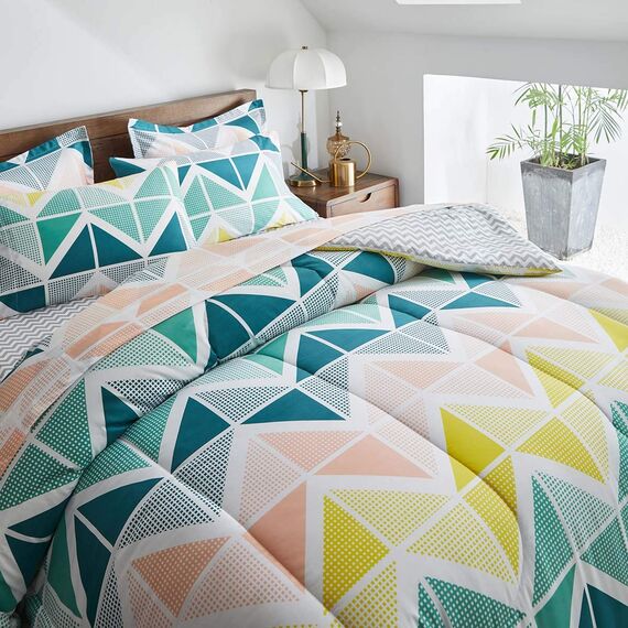 Uozzi Bedding Bed in a Bag 7-teiliges King-Size-Bettwäsche-Set mit gelbem marinegrünen Dreiecken bedruckt – weiche Mikrofaser, wendbar (1 Decke, 2 Kissenbezüge, 1 Spannbetttuch, 2 Kissenbezüge)