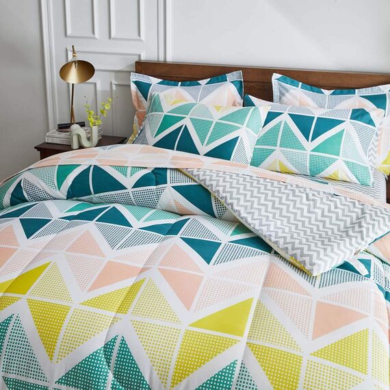 Uozzi Bedding Bed in a Bag 7-teiliges King-Size-Bettwäsche-Set mit gelbem marinegrünen Dreiecken bedruckt – weiche Mikrofaser, wendbar (1 Decke, 2 Kissenbezüge, 1 Spannbetttuch, 2 Kissenbezüge)
