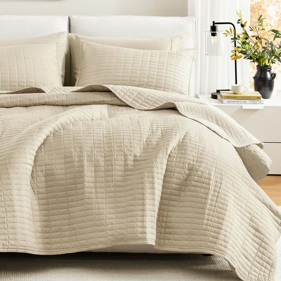 Comfort Spaces Kienna Bettwäsche-Set, luxuriös, doppelseitig, für alle Jahreszeiten, leicht, Tagesdecke, passende Kissenbezüge, King-Size-Bett (264,2 x 228,6 cm), elfenbeinfarben, 3-teilig