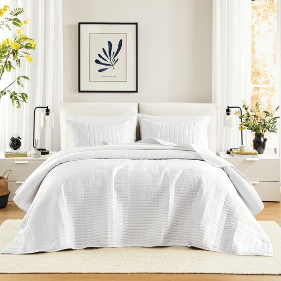 Comfort Spaces Kienna Bettwäsche-Set, luxuriös, doppelseitige Nähte, für alle Jahreszeiten, leicht, Tagesdecke, passende Kissenbezüge, übergroßes Kingsize-Bett (304,8 x 299,7 cm), Weiß, 3-teilig