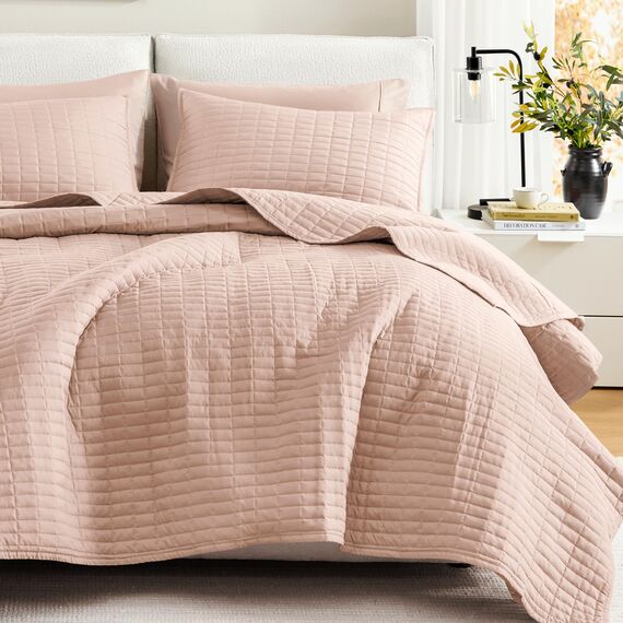 Comfort Spaces Kienna Steppdecken-Set, luxuriös, doppelseitige Nähte, für alle Jahreszeiten, leicht, Tagesdecke, Bettwäsche, passende Kissenbezüge, Full/Queensize-Bett (228,6 x 228,6 cm), Blush