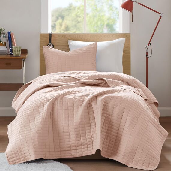 Comfort Spaces Kienna Steppdecken-Set, luxuriös, doppelseitig genähtes Design, für alle Jahreszeiten, leicht, Tagesdecke, Bettwäsche, passende Kissenbezüge, Twin/Twin XL (167,6 x 228,6 cm), Blush