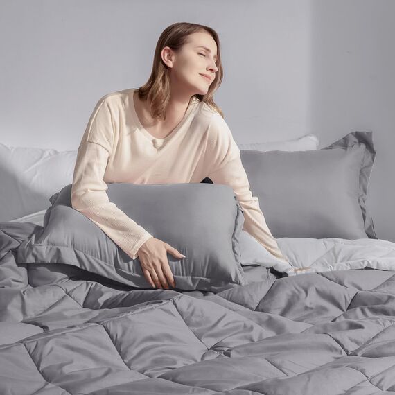 Basic Beyond Bettwäsche-Set für King-Size-Bett, wendbar, für alle Jahreszeiten, 1 Bettdecke (264,2 x 233,7 cm) und 2 Kissenbezüge (50,8 x 91,4 cm + 5 cm), Anthrazit/Grau
