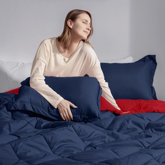 Basic Beyond Daunen-Alternativ-Bettdecken-Set – Wendebettdecke für alle Jahreszeiten (Marineblau/Rot, Queensize)