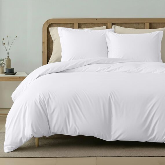 Utopia Bettwäsche-Set – 3-teiliges Mikrofaser-Set – Enthält 1 Bettbezug 240 x 220 cm mit sicherem Reißverschluss und 2 Kissenbezüge 65 x 65 cm mit Hotelverschluss (Weiß)