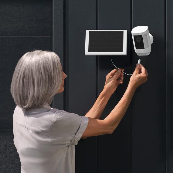 Ring Spotlight Kamera Pro Solar (Spotlight Cam Pro Solar)|2K-Video mit Ring Vision, 3D-Bewegungserfassung, LED-Spotlights, Selbstinstallation|30-tägige kostenlose Testphase für Ring Home