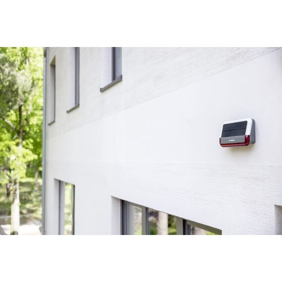 Bosch Smart Home Außensirene, kabellose Alarmanlage mit Solarpanel, warnt per 3-fachen Alarmierung hörbar, sichtbar und via Push-Nachricht