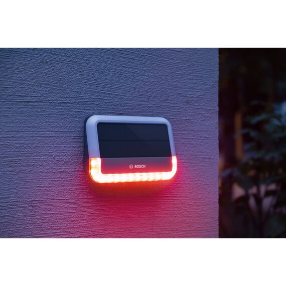 Bosch Smart Home Außensirene, kabellose Alarmanlage mit Solarpanel, warnt per 3-fachen Alarmierung hörbar, sichtbar und via Push-Nachricht