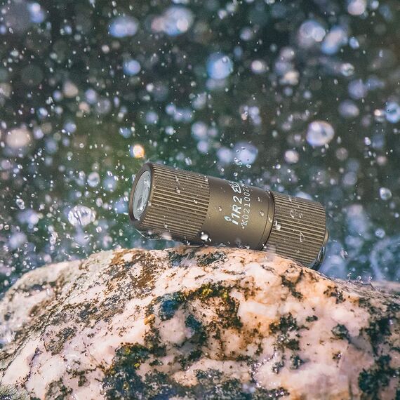 OLIGHT I1R II Mini LED Taschenlampe Schlüsselbund 150 Lumen, Schlüsselanhänger Wiederaufladbarer EOS Kleine Handlampe, Wasserdicht IPX8 für outdoor Camping Wandern, mit USB Kabel(Desert Tan)