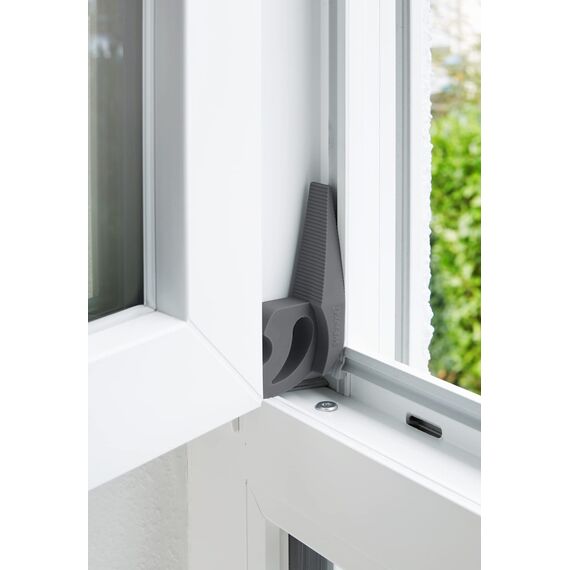 WENKO Multi-Stop Mod. Multi-STOP vielseitiger Tür-& Fensterstopper Puffer Türpuffer Keil Fingerschutz für Türen Fenster & Schubladen flexibel anpassbar aus Kunststoff Maße 11,8 x 7,7 x 2,5cm Anthrazit