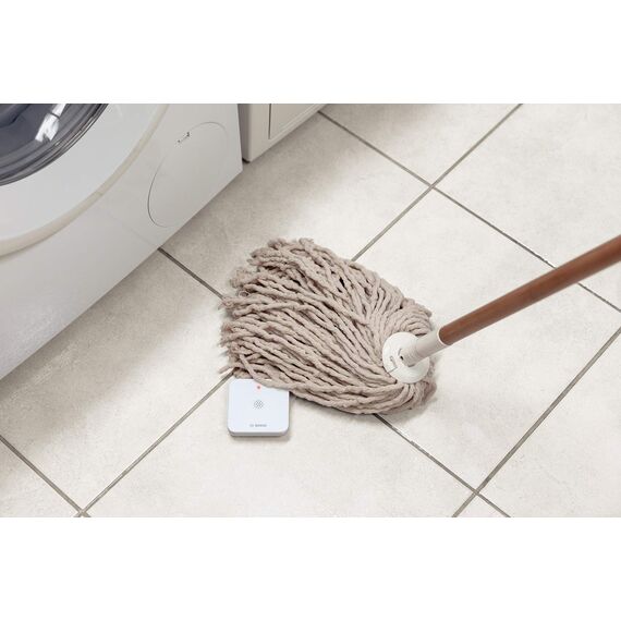 Bosch Smart Home Wassermelder, mit Notrufschnellwahl in der App, rutschfest, schmal und kompakt