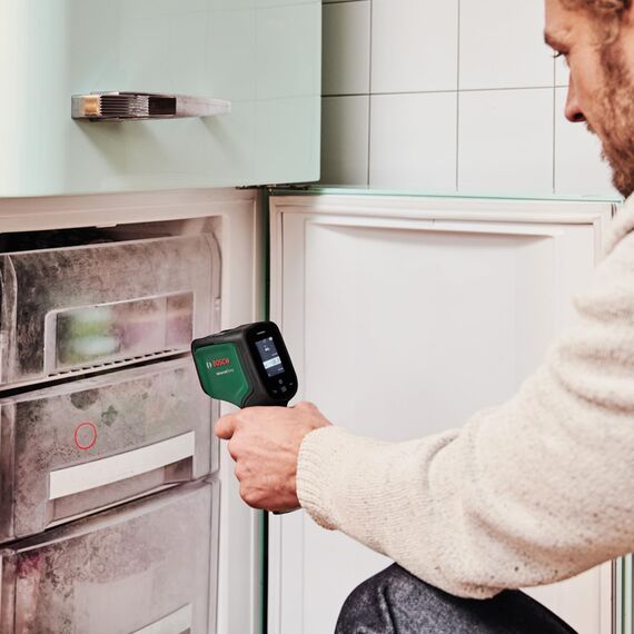 Bosch Infrarot Thermometer AdvancedTemp (-30°C bis +500°C, integrierte Schimmel-und Wärmebrücken-Erkennung, LED-Anzeige für einfache Interpretation, Gehäuse aus recyceltem Material, E-Commerce Karton)