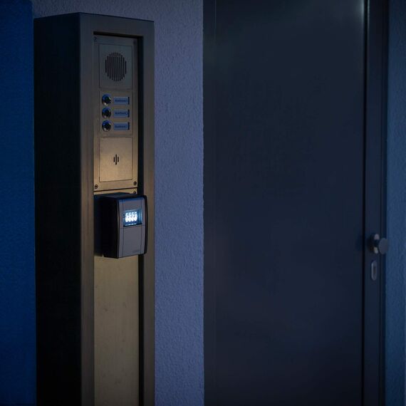 ABUS KeyGarage 787 LED - Schlüsselbox zur Wandmontage - mit beleuchteten Zahlenwalzen - für Schlüssel oder kleine Wertgegenstände - 83854 - Schwarz-Silber