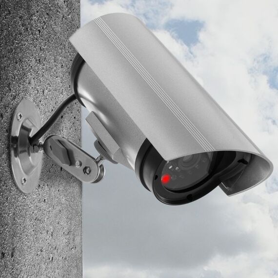 kwmobile Kamera Dummy Überwachungskamera Attrappe - Fake Camera mit rotem LED Licht - täuschend echt für Wand Decke - nötig 2xAA Batterie