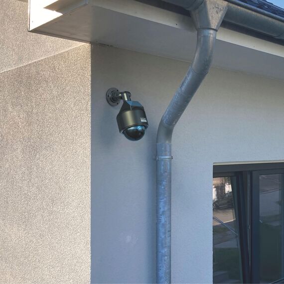 BASI | 2er Set Solar Kamera-Attrappe mit blinkendem LED-Licht | Dome Kamera | Dummy Kamera | Überwachungskamera für Innen- und geschützten Außenbereich | Solar Panel | 360 Grad Halterung | Schwarz