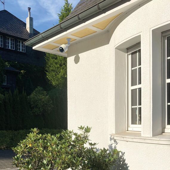 BASI | 2er Set Dome Kamera-Attrappe mit blinkendem LED-Licht | Dummy Kamera | Überwachungskamera für den Innen- und geschützten Außenbereich | 360 Grad Halterung | Weiß | CCTV