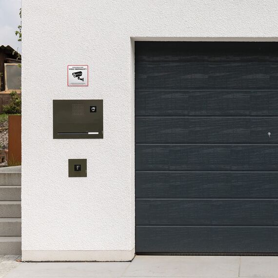 HAGEFOL® Schild Videoüberwachung (15x15 cm - klein) mit DSGVO Hinweis, inkl. 4 Bohrlöcher, Kamera Warnhinweis für Überwachungskamera oder Kamera Attrappe (Aluminium gebürstet)
