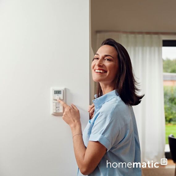 Homematic IP Wandthermostat mit Luftfeuchtigkeitssensor, Smart Home, digitales Thermostat Heizkörper/Fußbodenheizung mit App, Alexa, Google Home, Temperaturmessung, Energie sparen, 156669A0