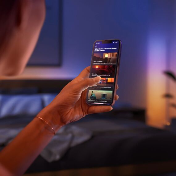 Philips Hue White & Color Ambiance Gradient Signe Oak Tischleuchte 730lm, Holzoptik, bis zu 16 Mio. Farben, steuerbar via App, kompatibel mit Amazon Alexa (Echo, Echo Dot)