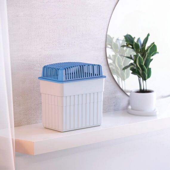 WENKO Feuchtigkeitskiller mit 2 kg Granulatblock, Raumentfeuchter, fasst bis zu 2,8 l Feuchtigkeit, laborgeprüft, nachfüllbar, reduziert Schimmel & Gerüche, 23 x 24 x 15,5 cm, Grau/Blau