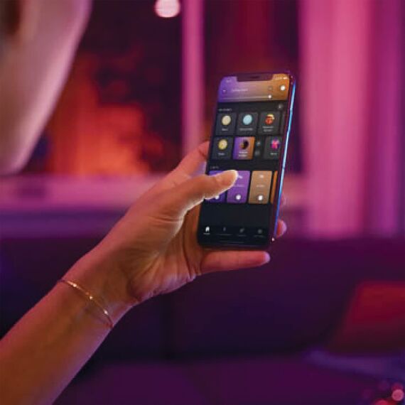 Philips Hue White & Color Ambiance Ensis Pendelleuchte (5.500 lm), dimmbare Esstischleuchte für das Hue Lichtsystem mit 16 Mio. Farben, smarte Lichtsteuerung über Sprache oder App, schwarz