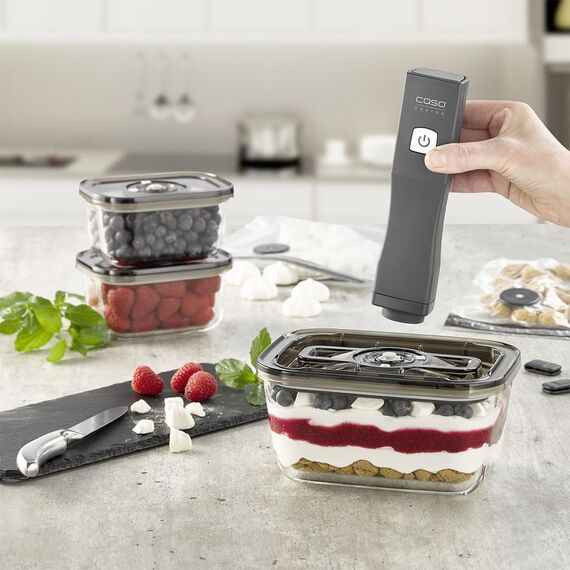 CASO Vacu OneTouch Eco-Set, Handvakuumierer inkl. 3 Vakuumbehälter aus Glas, 10 ZIP-Beutel und Food Manager Sticker, kabellos, bis zu 150 Minuten Laufzeit, aufladbar, Schwarz