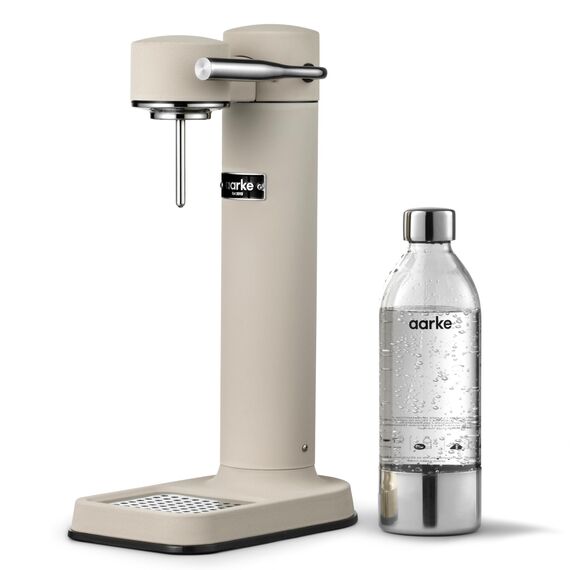 Aarke Carbonator 3, Wassersprudler aus Edelstahl im modernen Sand Finish mit BPA-freier 1L PET-Flasche, Sprudelwasserbereiter für Leitungswasser, kompatibel mit 60L CO2-Zylindern