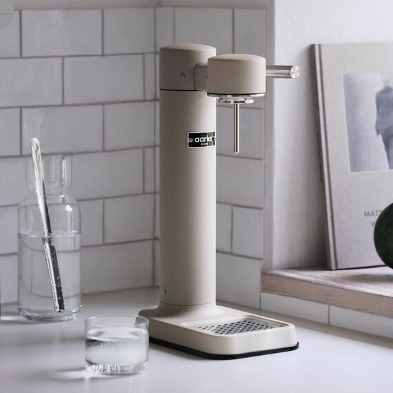 Aarke Carbonator 3, Wassersprudler aus Edelstahl im modernen Sand Finish mit BPA-freier 1L PET-Flasche, Sprudelwasserbereiter für Leitungswasser, kompatibel mit 60L CO2-Zylindern