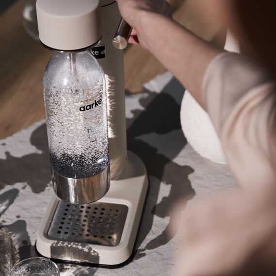 Aarke Carbonator 3, Premium Wassersprudler, Sand Finish + Aarke 60L CO2-Zylinder, 100% erneuerbares CO2