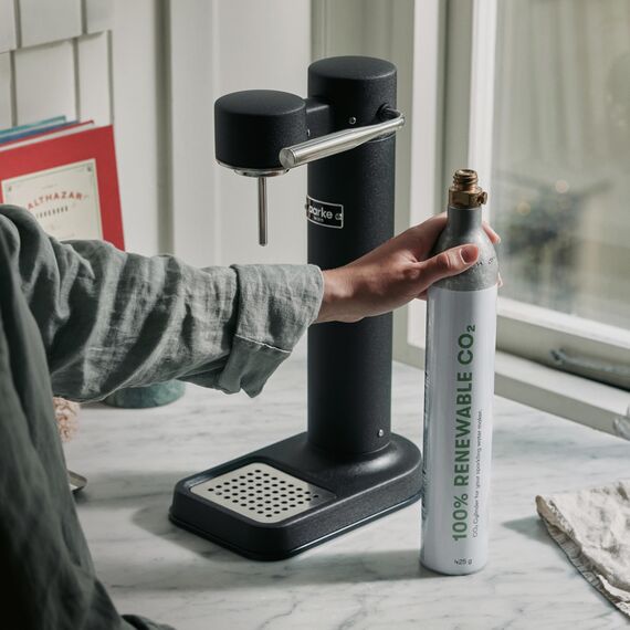 Aarke Carbonator 3, Premium Wassersprudler, Mattschwarz Finish + Aarke 60L CO2-Zylinder, 100% erneuerbares CO2
