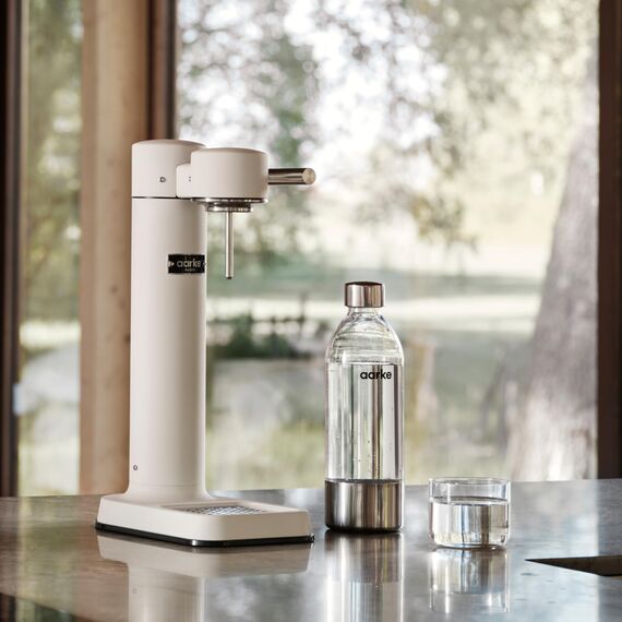 Aarke Carbonator 3, Wassersprudler aus Edelstahl im modernen Mattweiß Finish mit BPA-freier 1L PET-Flasche, Sprudelwasserbereiter für Leitungswasser, kompatibel mit 60L CO2-Zylindern