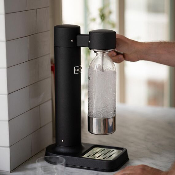 Aarke Carbonator 3, Wassersprudler aus Edelstahl im modernen Mattschwarz Finish mit BPA-freier 1L PET-Flasche, Sprudelwasserbereiter für Leitungswasser, kompatibel mit 60L CO2-Zylindern