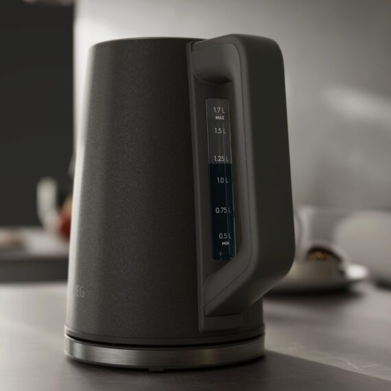 AEG Wasserkocher Deli 5 | 2400 Watt | 5 einstellbare Temperaturstufen | 1,7 l | automatische Sicherheitsabschaltung | Anti-Tropf-, Turbo- und Warmhaltefunktion | Energiesparend | Anthrazit | K5-1-6AN