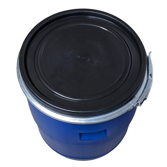 plasteo® 60 Liter Weithalsfass mit Deckel und Spannring, Lebensmittelecht BPA-Frei, Futtertonne Kunststofffass Universalfass Deckelfass Wasserfass Lagerfass Sauerkrautfass, Stabile Griffmulden, Blau