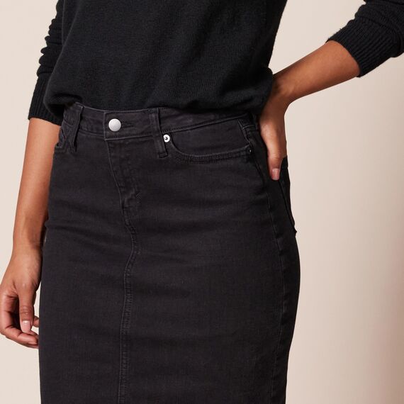 Amazon Essentials Damen Klassischer 5-Taschen-Jeansrock mit Stretchanteil, 60,3cm Länge (Erhältlich in Übergröße), Schwarze Waschung, 40