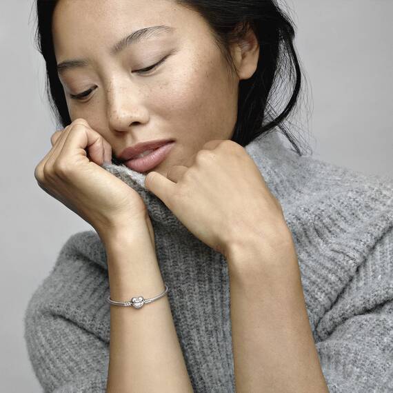 PANDORA Moments Schlangen-Gliederarmband mit Herz-Verschluss aus Sterling-Silber, kompatibel mit Charms und Anhängern aus der Moments Kollektion, Größe: 18cm