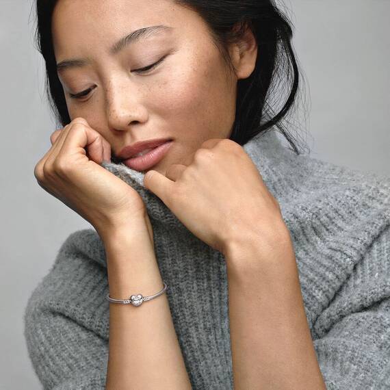PANDORA Moments Schlangen-Gliederarmband mit Herz-Verschluss aus Sterling-Silber, kompatibel mit Charms und Anhängern aus der Moments Kollektion, Größe: 23cm
