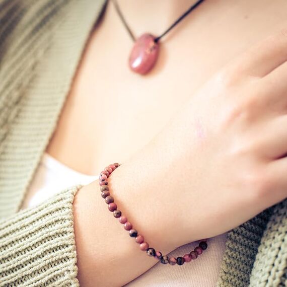 Lebensquelle Plus Mini Kugelarmband | 4mm | Hochwertiges Edelsteinarmband (Rhodonit)