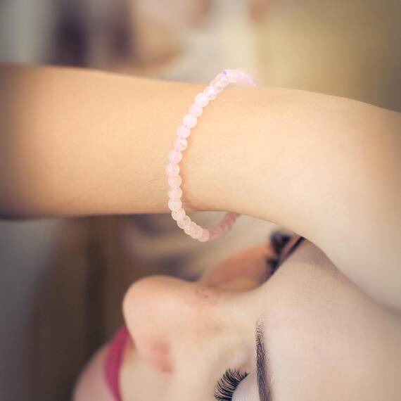 Lebensquelle Plus Mini Kugelarmband | 4mm | Hochwertiges Edelsteinarmband (Rosenquarz)