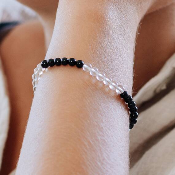 Lebensquelle Plus Mini Kugelarmband | 4-5mm | Hochwertiges Edelsteinarmband (Bergkristall+Turmalin/Schörl)