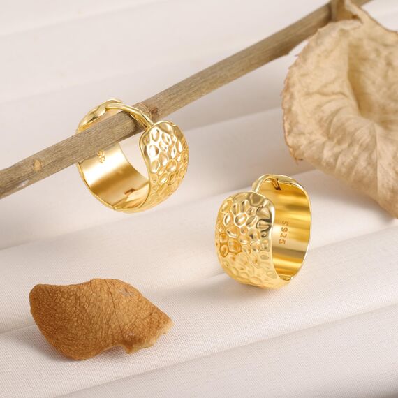 Gold Ohrringe Kleine Creolen für Damen, Kleine Gehämmerte Gold Ohrringe Hypoallergene Sterling Silber Ohrringe Gold Gehämmerte Breite Ohrringe Kleine Huggie Creolen Ohrringe Leichte Creolen Frauen
