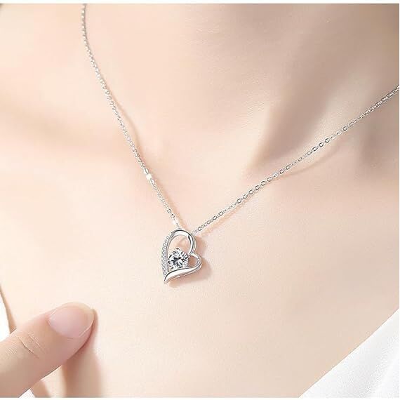 BYLITZ An meinen Schatz Halskette mit Karte Herz Kette mit LED Box und Spruch für Damen Frau Partnerin Freundin oder Verlobte zum Jahrestag Geburtstag Weihnachten (Standard Box - Herz V12)