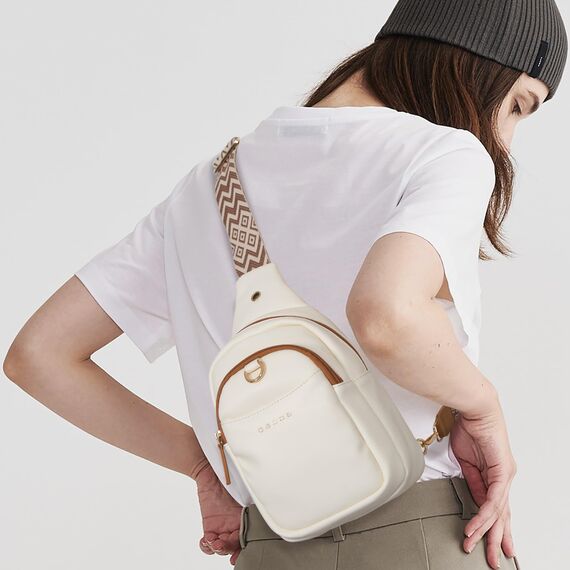 OSOCE Crossbody Damen Klein Brusttasche PU Leder Sling Bag Diebstahlsicher Crossbag Damen Schulterrucksack Vielseitige Umhängetasche für Reisen und mehr in Braun Weiß und Schwarz